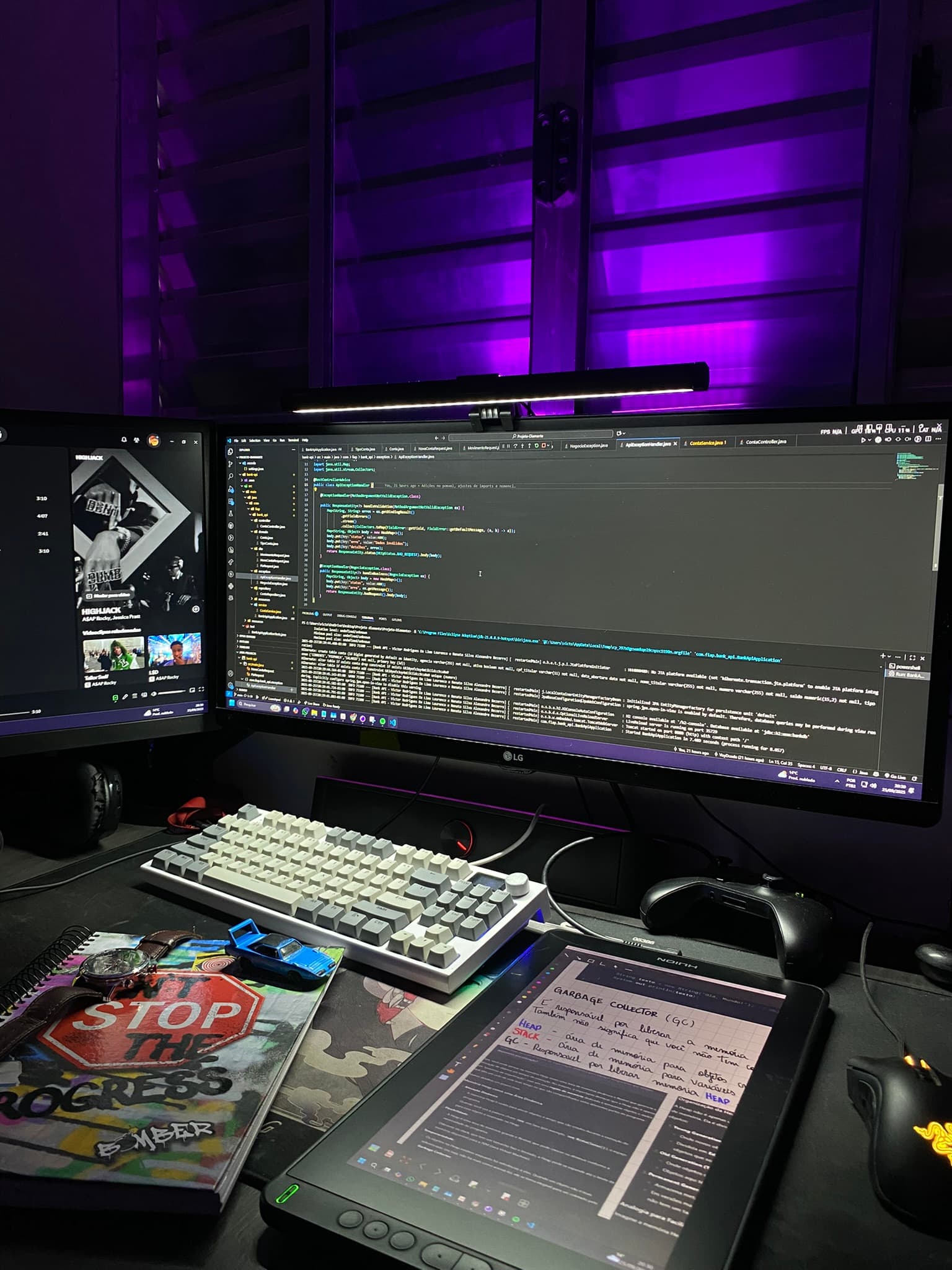Setup de estudos de Victor Rodrigues: mesa digitalizadora com anotações à mão e código Java na tela
